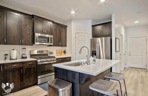 Washington House | 1169 Spacious Townhome at Escondido