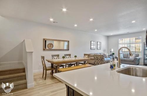 Washington House | 1169 Spacious Townhome at Escondido