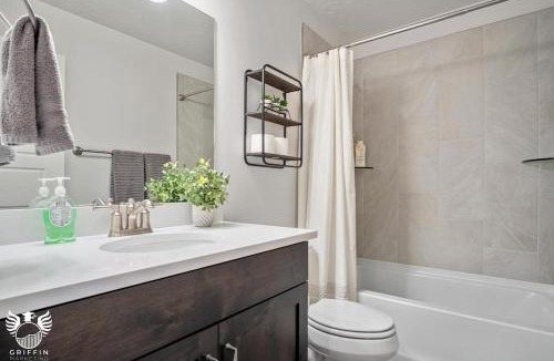 Washington House | 1169 Spacious Townhome at Escondido