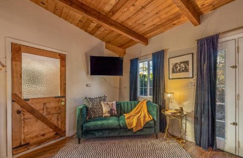 Oakhurst House | 16 mi to Yosemite - Rustic Studio - Hiking Nearby