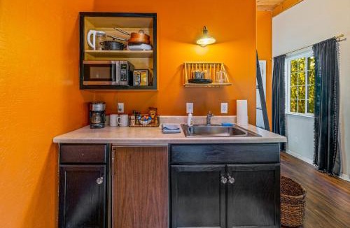 Oakhurst House | 16 mi to Yosemite - Rustic Studio - Hiking Nearby