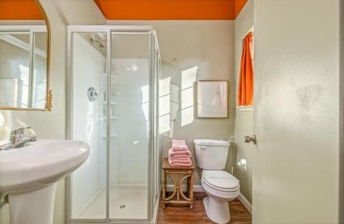 Oakhurst House | 16 mi to Yosemite - Rustic Studio - Hiking Nearby