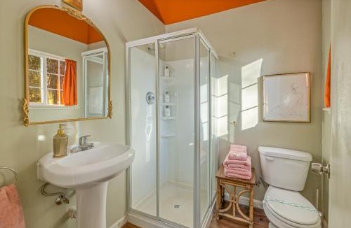 Oakhurst House | 16 mi to Yosemite - Rustic Studio - Hiking Nearby