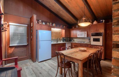 North Wawona Ski Chalet | 18B Hiltbrand Hangout