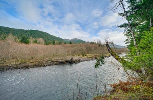 Enumclaw House | 19 Mi to Slopes at Crystal Mtn: Getaway w/Hot Tub