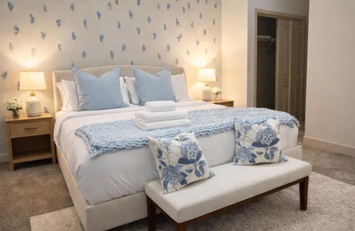 Las Colinas Apartment | 1BR Modern Home, WORKERfriendly, Pool, Gym, KINGbed