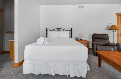 Fort Collins Apartment | 1BR Mountain View Studio with Fireplace Deck Views