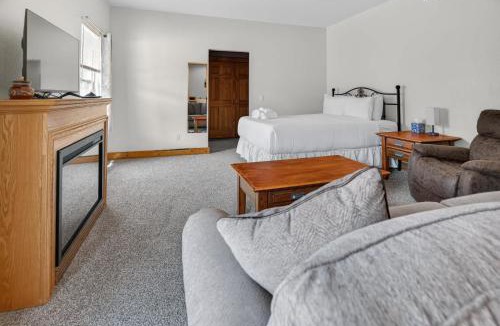 Fort Collins Apartment | 1BR Mountain View Studio with Fireplace Deck Views
