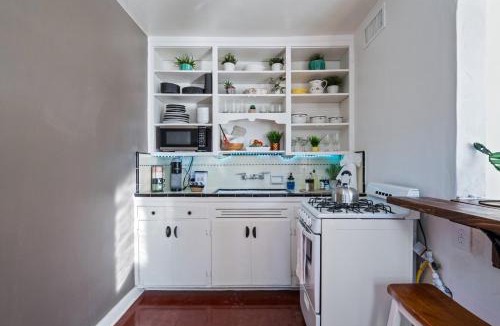 Blenman-Elm House | 1BR Near UofA, Work Desk, Gem Show Friendly