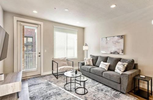 Downtown Salt Lake City Apartment | 1min Delta - Salt Palace - King Bed - Gym - Parking