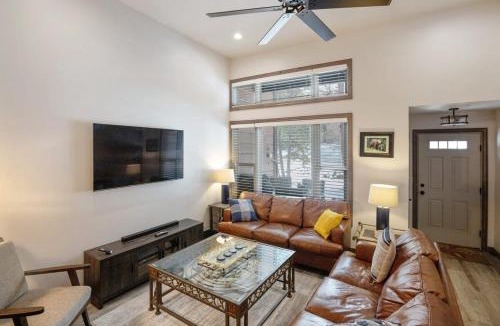 Four O'Clock House | 2 BDR Winter Point Close to Skiing Hiking and Town