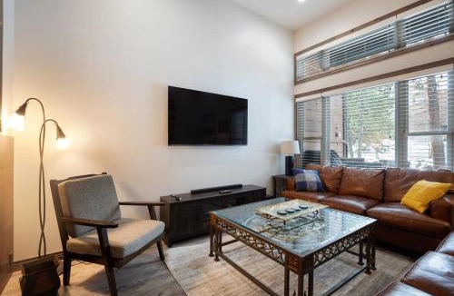 Four O'Clock House | 2 BDR Winter Point Close to Skiing Hiking and Town