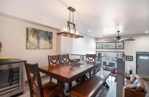 Four O'Clock House | 2 BDR Winter Point Close to Skiing Hiking and Town