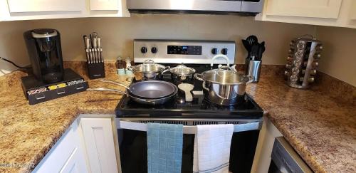 Keeling Apartment | 2-bed condo, cook-ready kitchen, and laundry, 5-8 minutes from University of Arizona and downtown Tucson