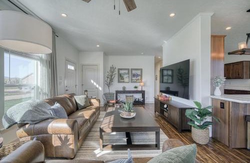Victor House | 2 BR King Bed Hot Tub AC Near Jackson