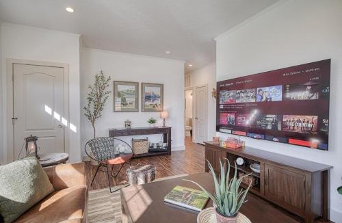 Victor House | 2 BR King Bed Hot Tub AC Near Jackson