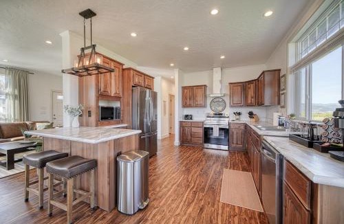 Victor House | 2 BR King Bed Hot Tub AC Near Jackson