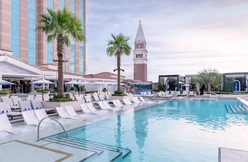 Las Vegas Hotel | 2 Connecting Suites at a 5⭐️ Hotel