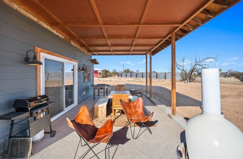 Joshua Tree House | 2 Homes, Hot Tub, Firepit, BBQ, Games by MariamsBnb