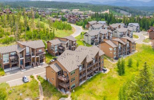 Rendezvous House | 2 Mi to Fraser River Trail: Townhome w/Hot Tub!