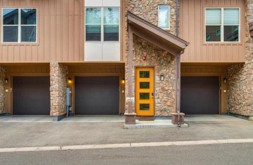 Rendezvous House | 2 Mi to Fraser River Trail: Townhome w/Hot Tub!