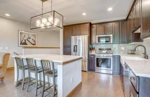 Rendezvous House | 2 Mi to Fraser River Trail: Townhome w/Hot Tub!