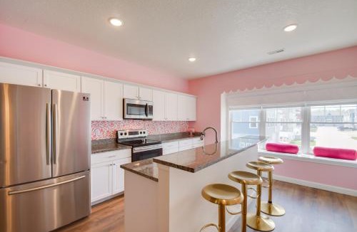 Bettendorf House | 2 Mi to TBK Bank Sports Complex: Townhome w/Patio
