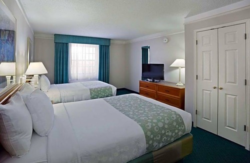 North Central Omaha Hotel | 2-Star Hotel ∙ La Quinta Inn by Wyndham Omaha West