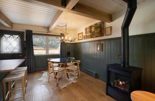 Vail House | 2456 Chamonix B2