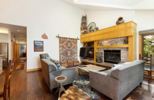 Mountain House Apartment | 2708 Chateaux DMont condo