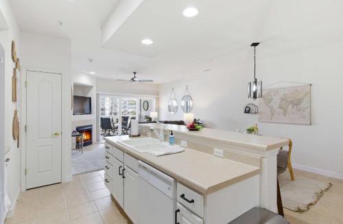 Lake Ozark Apartment | 2B 2B Lake View Pool Hot Tub