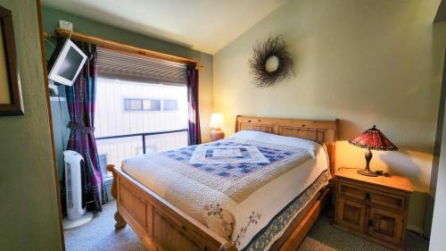 Four O'Clock House | 2BDR Walk to Ski Lifts and Main St