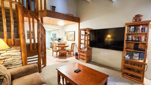 Four O'Clock House | 2BDR Walk to Ski Lifts and Main St