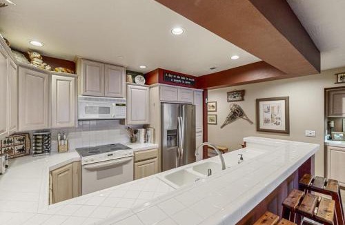 Coeur d'Alene House | 2BR Condo Lake Access Balcony & Pool