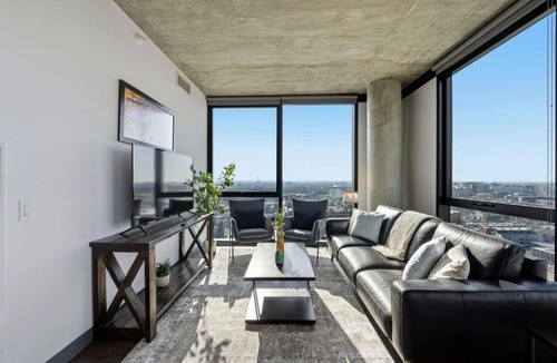 West Loop Apartment | 2BR Designer Loft Modern Luxe in City Center