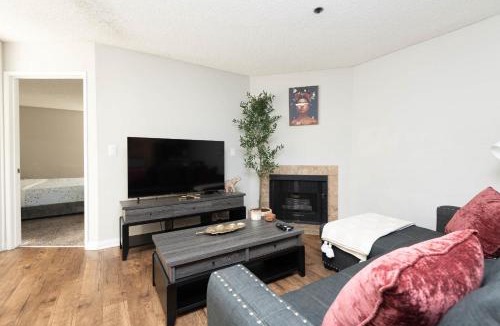 Hollywood Apartment | 2BR Hollywood Apt with Rooftop Pool & Stunning Views