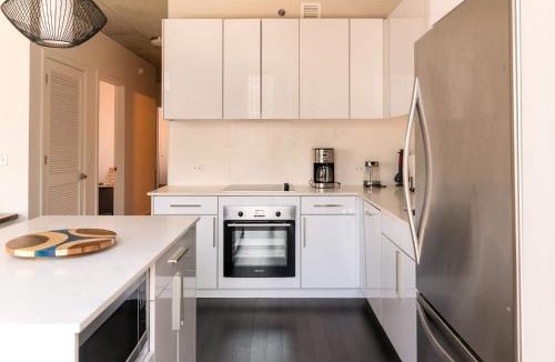 Downtown Chicago Apartment | 2BR Modern Apartment With Balcony & Fast Wi-Fi