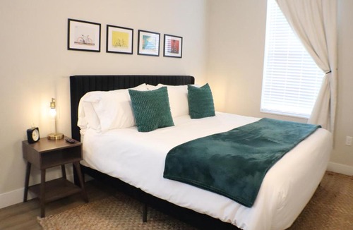 Rogers Apartment | 2BR, OZ Bike Park Walmart PoolGymUWA