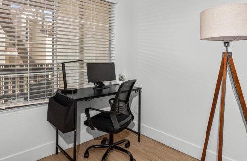 North Scottsdale Apartment | 2BR Retreat-Pool, Yoga Rm, Gym, Cabanas, BBQ,Prkng