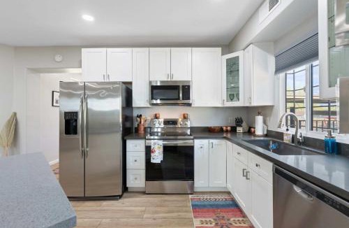 Carefree House | 2BR Stylish Desert Casita with Workspace Mtn Views