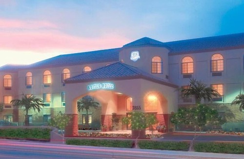 Miramonte Resort | 2BR w/WiFi & Resort Pool Near Attractions- Golf, Hike, Explore, Shop & Dine!