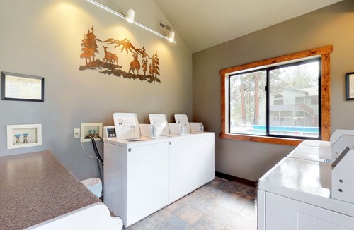 Sunriver Apartment | 2nd-floor studio condo with pool - near shopping & restaurants