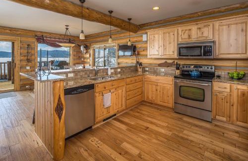 West Yellowstone House | 3-bedroom, 4-bathroom Hebgen Lakeshore Retreat 16 minutes from Yellowstone