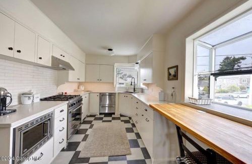 Seaside Ski Chalet | 3 Bedroom Beach Oasis - HOT TUB - Pet Friendly
