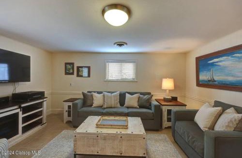 Seaside Ski Chalet | 3 Bedroom Beach Oasis - HOT TUB - Pet Friendly