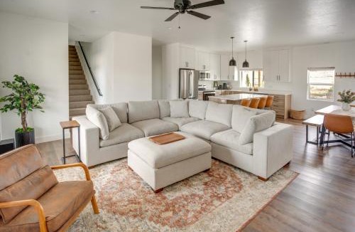 Sweetwater House | 3 Mi to Bear Lake: Home w/Hot Tub & Huge Patio!