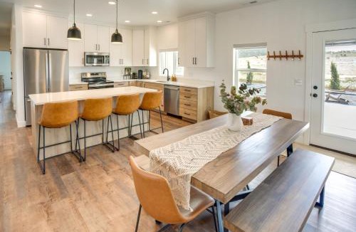 Sweetwater House | 3 Mi to Bear Lake: Home w/Hot Tub & Huge Patio!