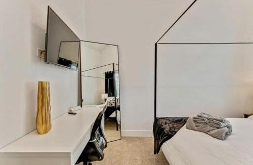 People's Freeway House | 3 Min to DT - 2 Car Garage - Lux Townhome - King Bed
