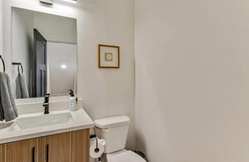 People's Freeway House | 3 Min to DT - 2 Car Garage - Lux Townhome - King Bed