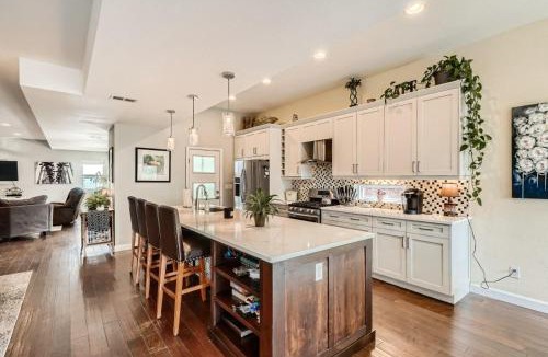 Skyland House | 3152 N Josephine St
